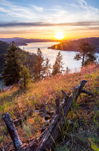 Coeur d' Alene lake beautiful sunset viewed from the top of a popular hiking trail in Northern Idaho, Mineral Ridge choeur stock pictures, royalty-free photos & images