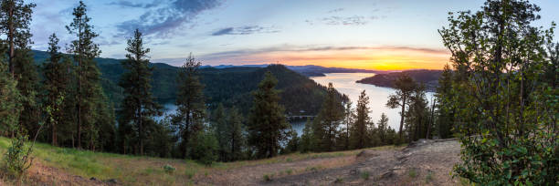 lac coeur d’alene - idaho mountains photos et images de collection