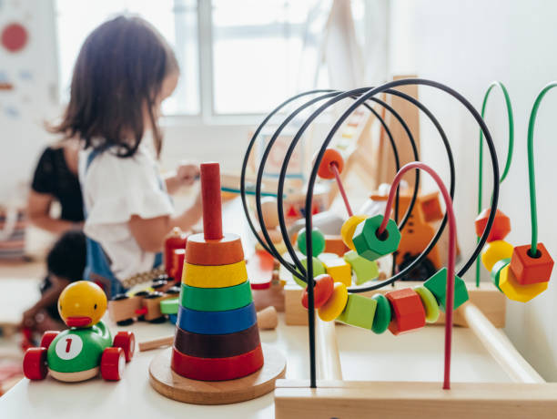 jeune fille jouant avec des jouets éducatifs - childs toy photos et images de collection