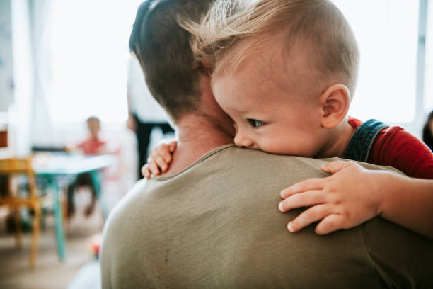 父が彼の息子を教室に運び - preschooler child offspring purity ストックフォトと画像