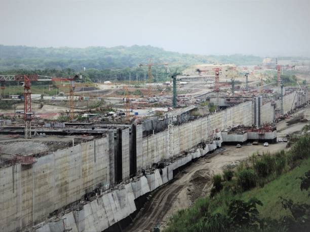 o projeto de expansão do canal do panamá - barge canal construction engineering - fotografias e filmes do acervo