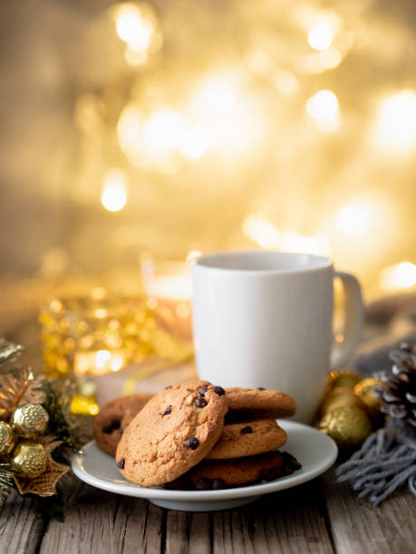 fond de noël avec des biscuits aux brisures de chocolat, tasse de thé. agréable soirée, tasse de boisson, décorations de noël, bougies et guirlandes de lumières - russian culture scarf textile shawl photos et images de collection