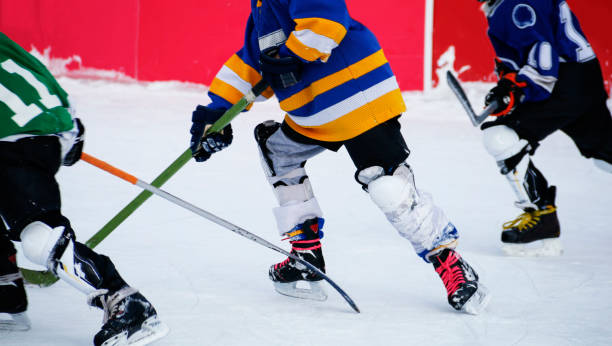 dzieci na treningu hokeja na lodzie. - ice hockey child childhood little boys zdjęcia i obrazy z banku zdjęć