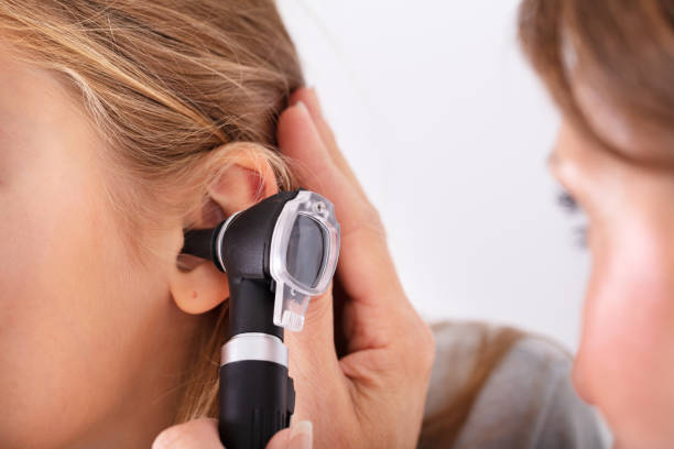 doctor oreja de comprobación niña - otoscopio fotografías e imágenes de stock