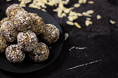 vegane-leckere-s%C3%BC%C3%9Figkeiten-rohe-s%C3%BC%C3%9Fe-kugel.jpg?b=1&s=170x170&k=20&c=EdEtJ8HQZ2r5LEAxQtSnzE4q-UxYrrTCe8XiLB6R6Lg=