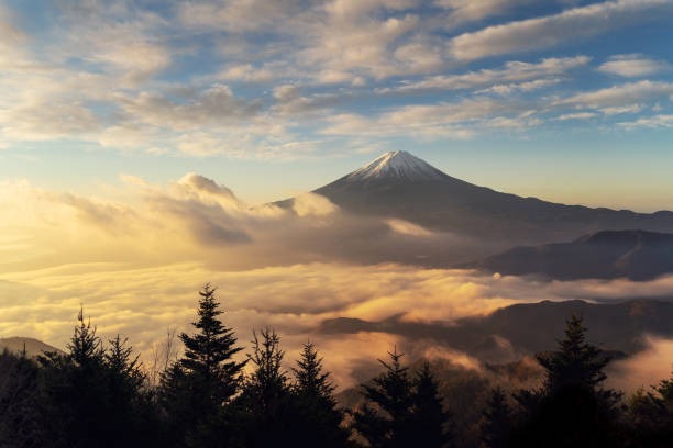 vista aerea del monte fuji con nebbia mattutina o nebbia all'alba a fujikawaguchiko, yamanashi, giappone. paesaggio con colline. - volcano mt fuji autumn lake foto e immagini stock