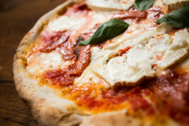 istock Cheese Pizza Italiana 1072431130