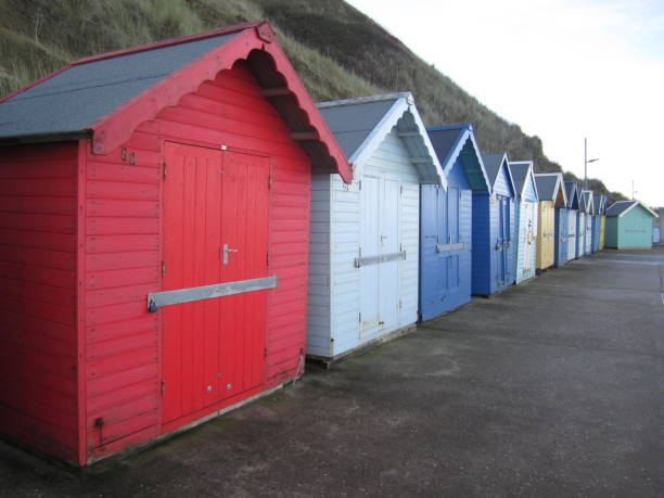여러 색깔의 해변 오두막 - beach hut beach cromer hut 뉴스 사진 이미지