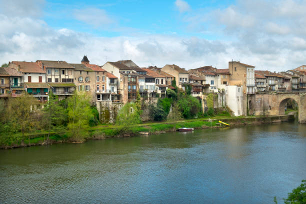 spring sunshine in picturesque villeneuve-sur-lot,  france - 5943 imagens e fotografias de stock