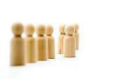 linie-von-holzfiguren-sich-abheben-von-d