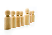 linie-von-holzfiguren-sich-abheben-von-d