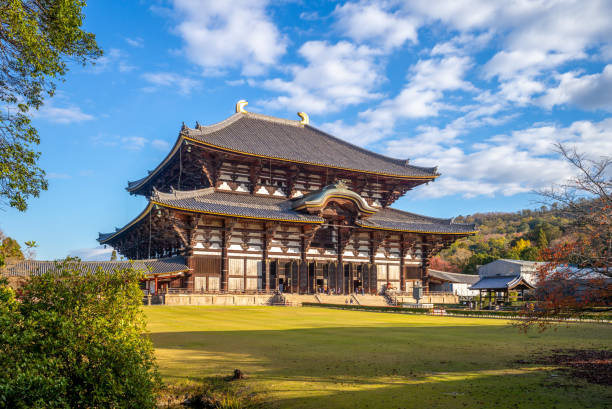 große buddha-halle des todaiji in nara, japan - east facade stock-fotos und bilder