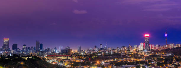 johannesburg stadtbild bei nacht panorama - johannesburg night skyline dusk stock-fotos und bilder