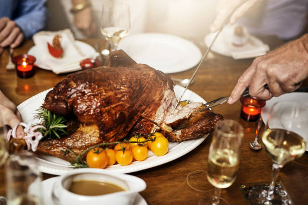 qual è il tuo pezzo preferito? - turkey carving portion dinner foto e immagini stock