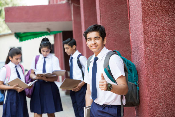 インドの高校生 - ストック イメージ - thumbs up book smiling student ストックフォトと画像