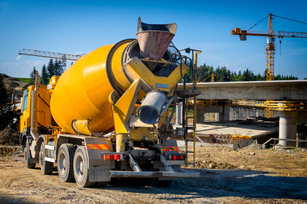 o caminhão do misturador concreto sobre a construção da rodovia - misturador de cimento - fotografias e filmes do acervo