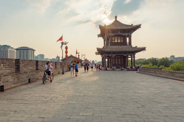 西安の城壁夕暮れ時の観光客 - china xian chinese lantern wall ストックフォトと画像