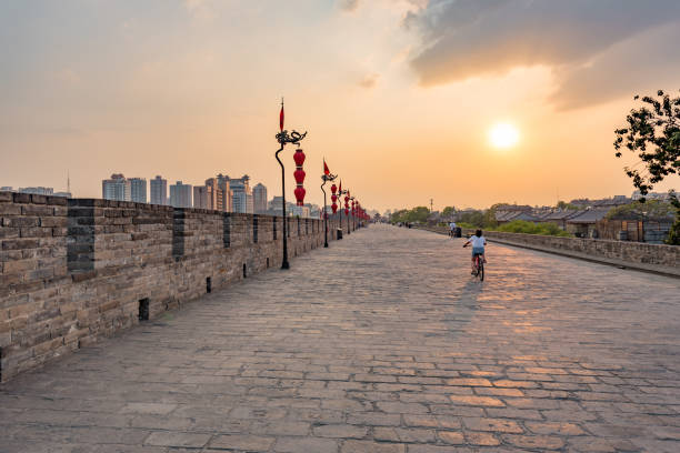 해질녘 시안 요새 벽에 관광객 - china xian chinese lantern wall 뉴스 사진 이미지