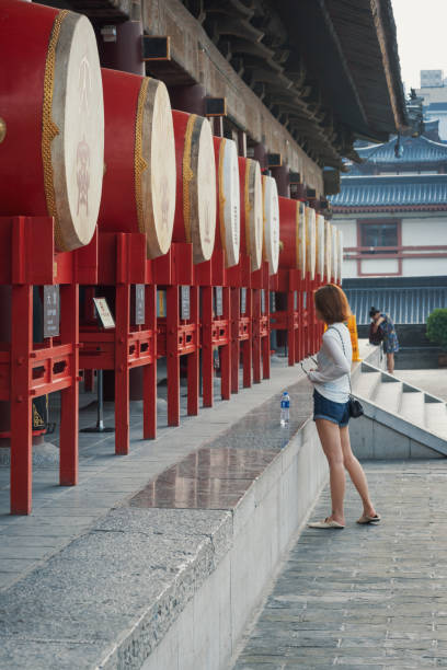 jovem mulher olhando para tambores em xi'an - xian tower drum china - fotografias e filmes do acervo
