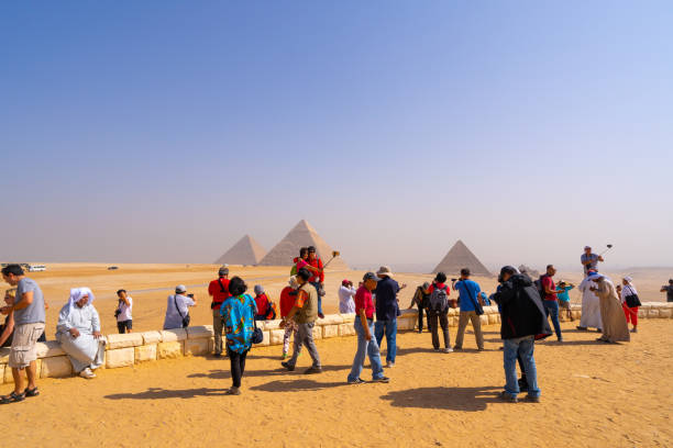 personas que toman fotografías y autorretratos cerca de pirámides de giza en el cairo - tourist egypt pyramid pyramid shape fotografías e imágenes de stock