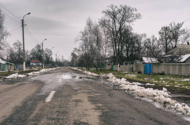 Paisaje con una calle vacía de pueblo Podil'ky, Sumskaya oblast, Ucrania - foto de stock