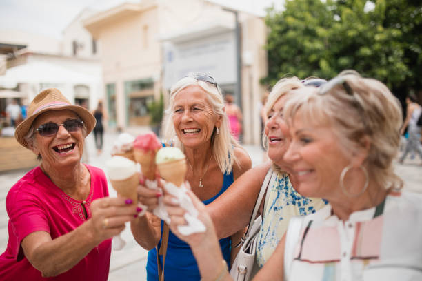 disfrutar de helados en chipre - paphos fotografías e imágenes de stock