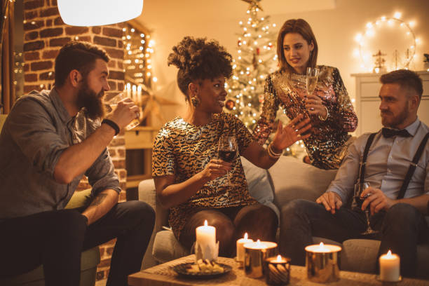 amis fêter nouvel an - bougie table photos et images de collection