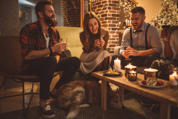 amis fêter nouvel an - bougie soirée photos et images de collection