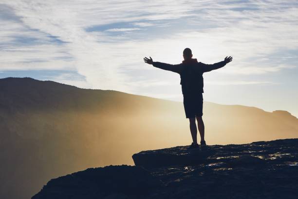 istock Tourist on the edge of cliff 1072528428