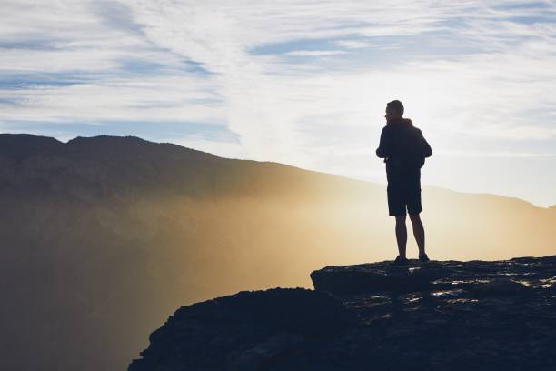istock Tourist on the edge of cliff 1072528434