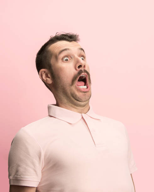 der mann schreiend mit offenem mund isoliert auf rosa hintergrund, konzept gesicht emotion - exzentrisch stock-fotos und bilder