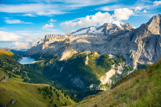 blick auf marmolada und fedaia see dolomiten italien - mountain pass stock-fotos und bilder