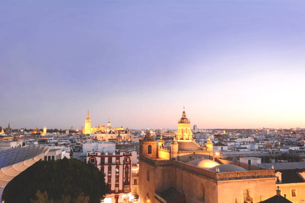 paisaje urbano de sevilla al atardecer. - plaza de espana sevilla town square seville fotografías e imágenes de stock