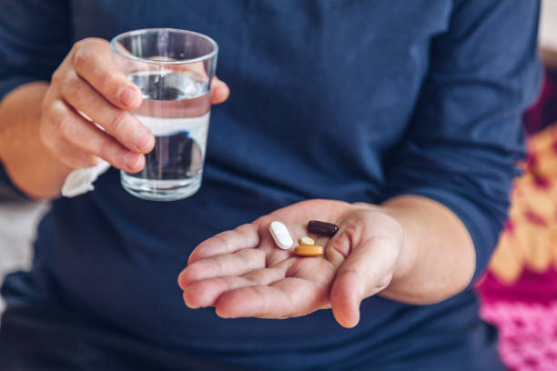 istock Senior painkiller treatment 1072540350
