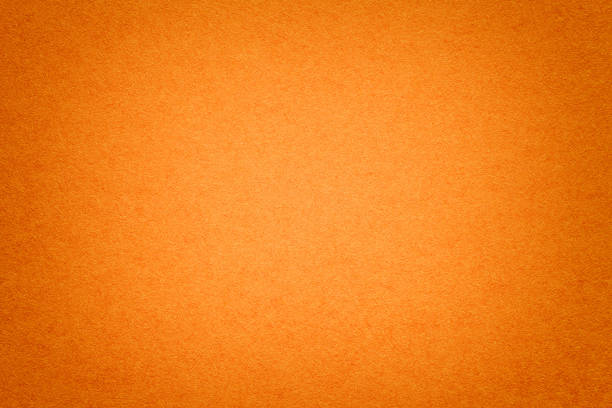 trama del vecchio sfondo di carta arancione, primo piano. struttura di cartone denso. - rust covered foto e immagini stock