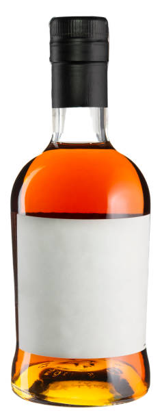 botella de whisky con etiqueta en blanco aislada en blanco. fuerte bebida alcohólica - cognac bottle fotografías e imágenes de stock