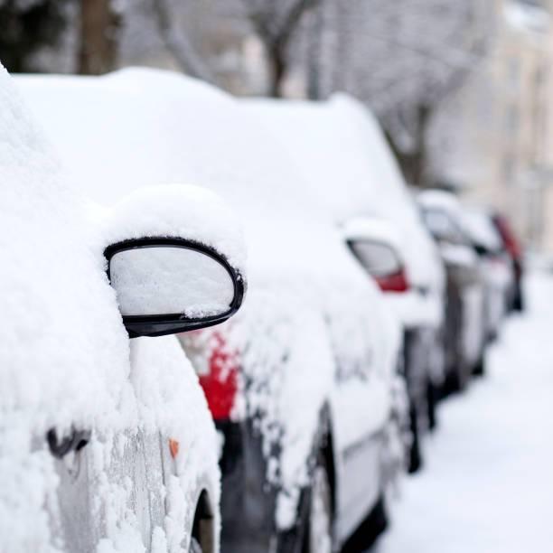 istock Snow-covered unrecognisable cars 1072560016
