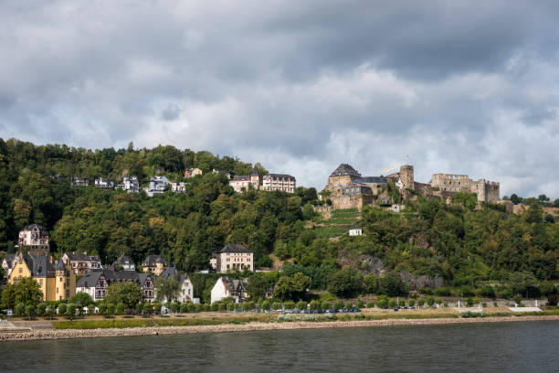 замок рейнфельс в сен-гоаре (sankt goar), германия - rheinfels стоковые фото и изображения