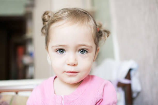 retrato de uma menina de 2 anos de idade em uma camiseta rosa - preschool 2 3 years preschooler little girls - fotografias e filmes do acervo