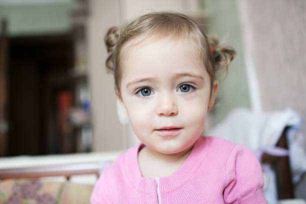 retrato de uma menina de 2 anos de idade em uma camiseta rosa - preschool 2 3 years preschooler little girls - fotografias e filmes do acervo