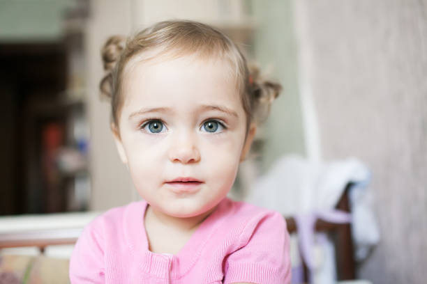 retrato de uma menina de 2 anos de idade em uma camiseta rosa - preschool 2 3 years preschooler little girls - fotografias e filmes do acervo