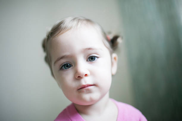 retrato de uma menina de 2 anos de idade em uma camiseta rosa - preschool 2 3 years preschooler little girls - fotografias e filmes do acervo