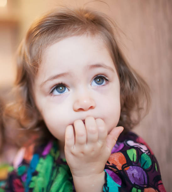 retrato de uma menina de 2 anos de idade em um vestido brilhante - preschool 2 3 years preschooler little girls - fotografias e filmes do acervo