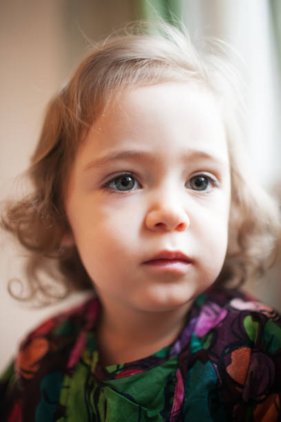 retrato de uma menina de 2 anos de idade em um vestido brilhante - preschool 2 3 years preschooler little girls - fotografias e filmes do acervo