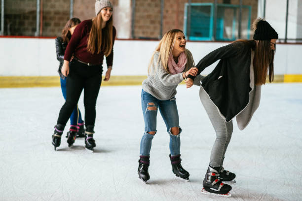 garotas adolescentes patinar na pista de gelo - grupo de linda garota de 17 ano de idade, apreciando o tempo juntos - 17 year old - fotografias e filmes do acervo