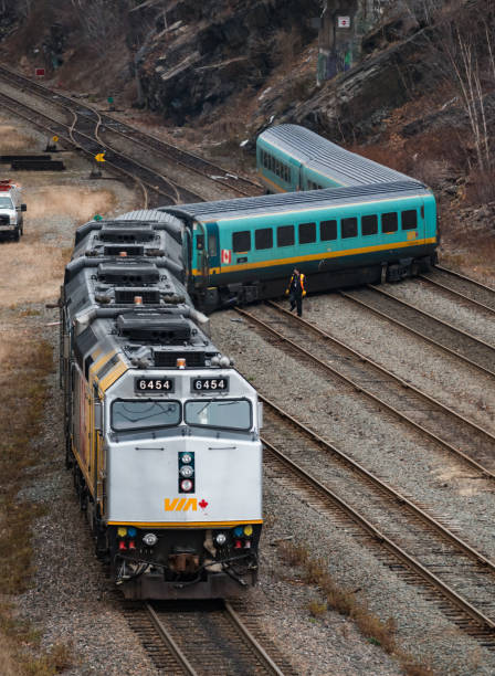 par l’intermédiaire de déraillement d’un train - halifax nova scotia vertical traffic photos et images de collection