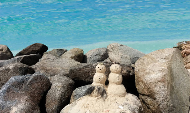 istock two sandy snowman in Caribbean 1072580816