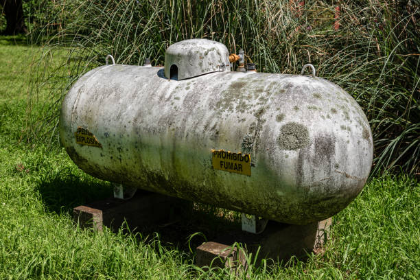 stary i spleśniały biały przemysłowy zbiornik gazu propan - rusty storage tank nobody photography zdjęcia i obrazy z banku zdjęć