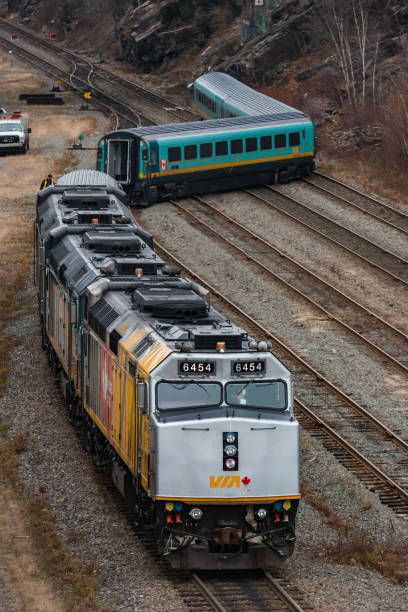 par l’intermédiaire de déraillement d’un train - halifax nova scotia vertical traffic photos et images de collection