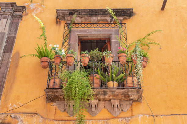 старый деревенский балкон в мексике. - mexico san miguel de allende wall road стоковые фото и изображения